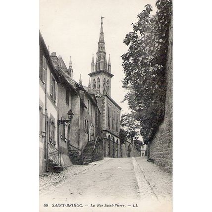 22 - SAINT BRIEUC - La rue Saint Pierre
