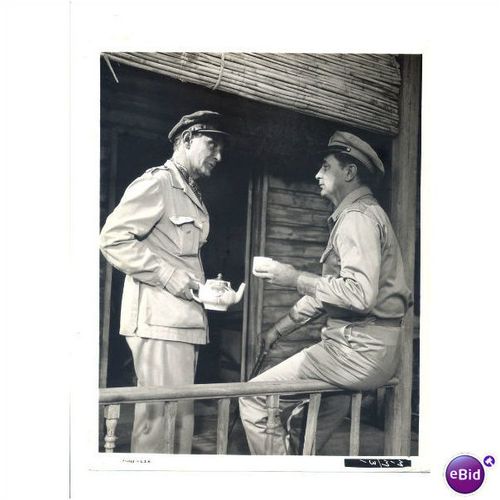TREVOR HOWARD & ROBERT MITCHUM Press Still