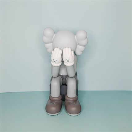 Trendy Doll Ornament – Stylish PVC Vinyl Collectible Figurine