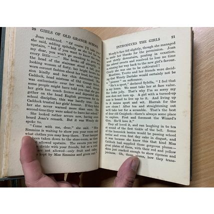 c1920s MAY WYNNE "THE GIRLS OF OLD GRANGE SCHOOL" FICTION HARDBACK BOOK (P3) AA