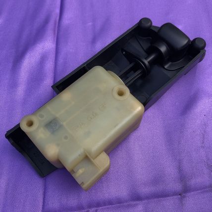 Volvo S60 V70 XC70 S80 XC90 30612856 Fuel Gas Door Popper Lock Release Solenoid