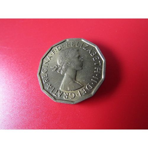1962 QUEEN ELIZABETH II BRASS THREEPENCE FREE POST COIN 3. AD