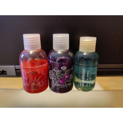 3x bottles of Body Shop shower gel, 2x Boots & 1x of Superdrug aromatherapy oil