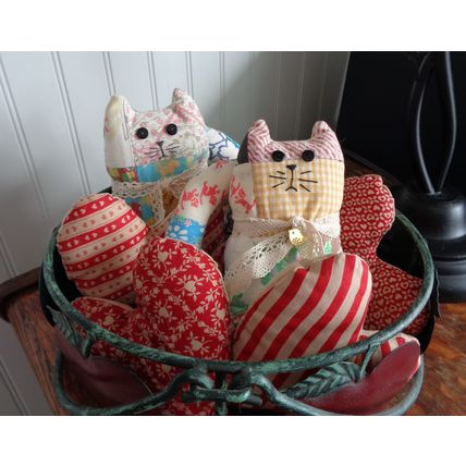 G Vintage Quilt Cat Pillow Tuck Shelf Sitter 7 Inch Farmhouse Ornies Bowl Filler