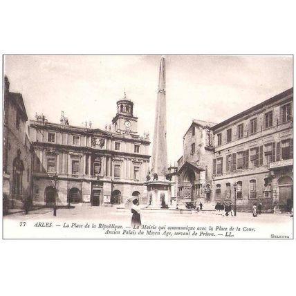 13 - ARLES - la place de la république