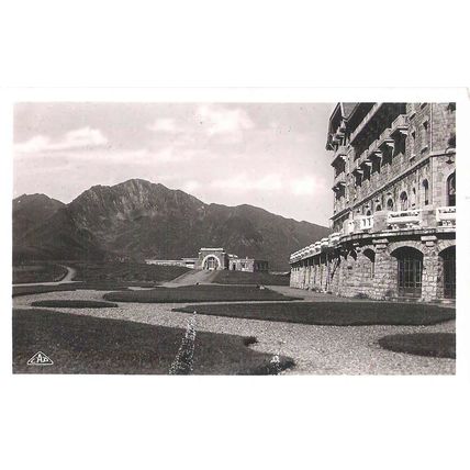 31 - Bagnères-de-Luchon - le grand hôtel et la gare du funiculaire
