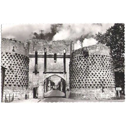 49 - Montreuil-Bellay - la porte saint Jean et la rue nationale