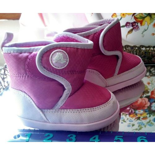 Crocs pink padded toddler winter boots US size 2 NWOT velcro fastening each side