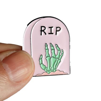 Tombstone Pin Badge Enamel 2.4 cm x 3.0 cm Fun Comic Fun Collectable BA216