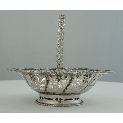 6" Swing Handled Epergne Sweetmeats Basket, London 1768, Thomas Foster, 152mm