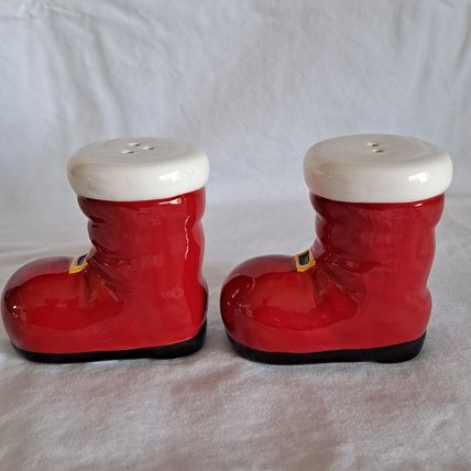 Christmas SANTA Claus Red BOOTS SALT & PEPPER SHAKER Set Holiday 3" Holly Berry