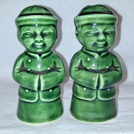 Vintage ASIAN MAN SALT & PEPPER SHAKERS Set Ceramic Chinese Japanese Grn Ceramic