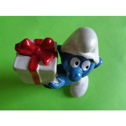 Smurf with white gift with red bow
