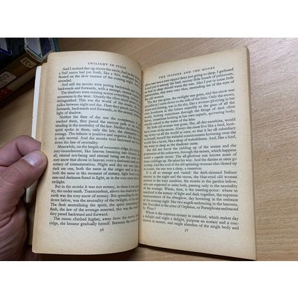 1962 D H LAWRENCE "TWILIGHT IN ITALY" FICTION PAPERBACK BOOK (P2)