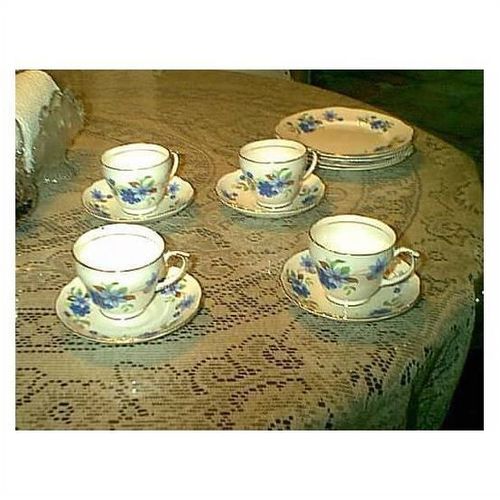 GORGEOUS DUCHESS SAPPHIRE BLUE ASTERS BONE CHINA ENGLAND CUPS SAUCERS PLATES