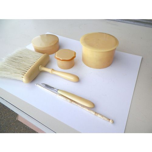 VNTG BAKELITE 6 PIECE VANITY SET