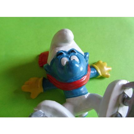 Clumsy ice skating smurf