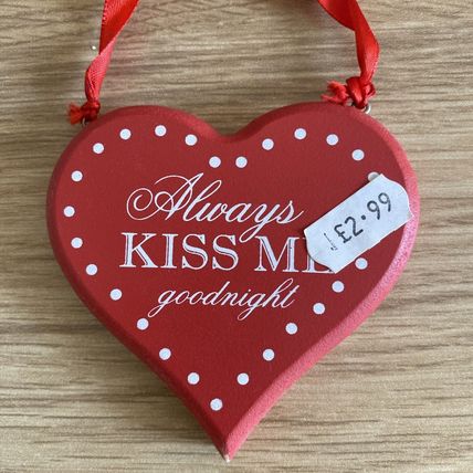 Always kiss me good night wood door hang heart shape red colour
