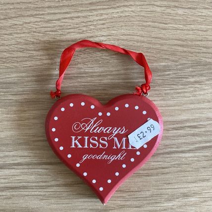 Always kiss me good night wood door hang heart shape red colour