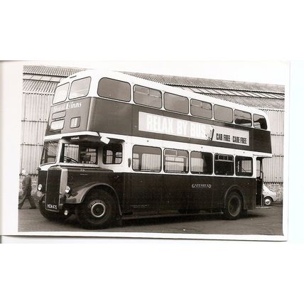 Black & White Photograph of Gateshead & District Omnibus Co. Ltd. - HCN 475