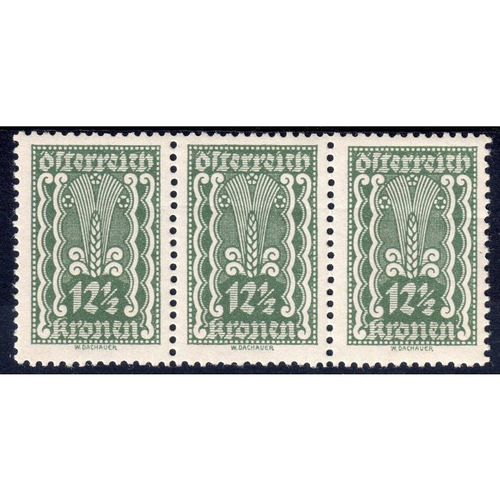 1922 AUSTRIA Sg469 12 1/2k OLIVE-GREEN UN MOUNTED MINT STRIP OF 3 (BD35)