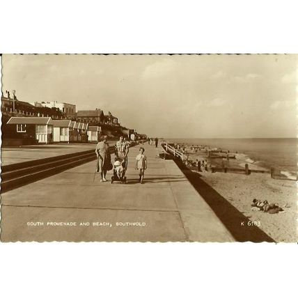 Suffolk SOUTHWOLD South Promenade Postcard (Valentine K.6183)