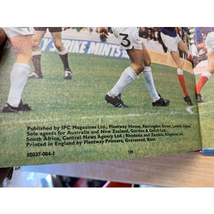 1973 "SHOOT ANNUAL 1974" GEORGE BEST UK FOOTBALL SOCCER ANNUAL HB BOOK (P4)
