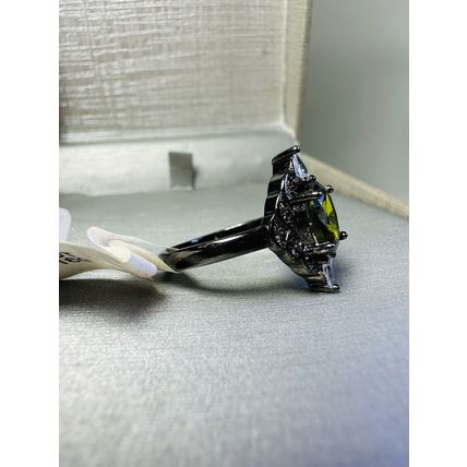 Oval Peridot Gem W/Accents & Black Colored Band Sz9 Reign Reveal Ring