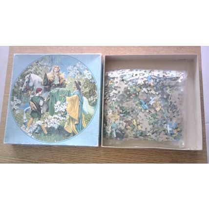 GUINEVERE GOES A-MAYING Round Jigsaw Puzzle (500 Piece)