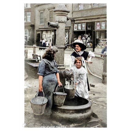 ptc4074 - Yorks - Women collect water from the Water Pump in Thorne - print 6x4