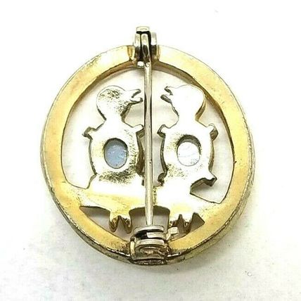 Love Birds with Moonstone Light Gray Jelly Belly Small 1 1/8 inch Brooch Pin