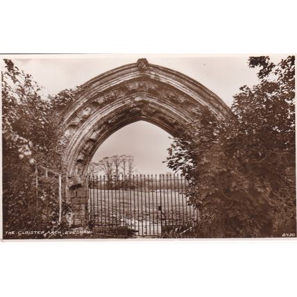B683 EVESHAM - THE CLOISTER ARCH . R/P POSTCARD