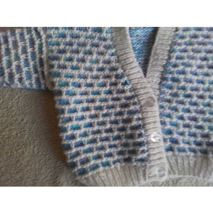 Brand NEW Hand Knitted 18 in 46 cm Chest Varied Blue and White slip stitch cardi