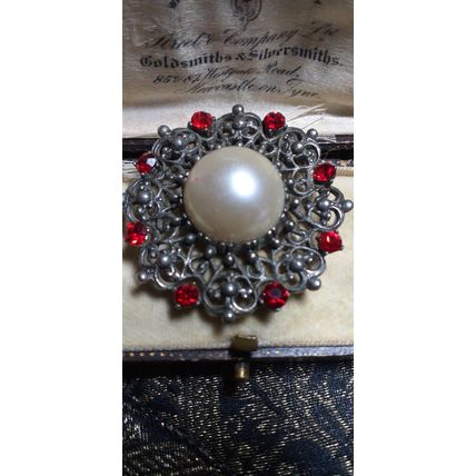 VINTAGE Pewter Ornate Scroll Frame Red Rhinestone & Faux Pearl Cabochon BROOCH