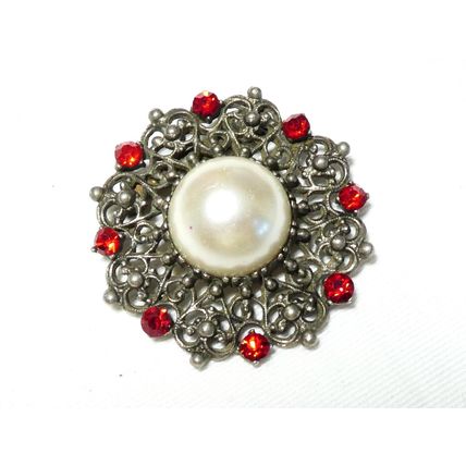 VINTAGE Pewter Ornate Scroll Frame Red Rhinestone & Faux Pearl Cabochon BROOCH