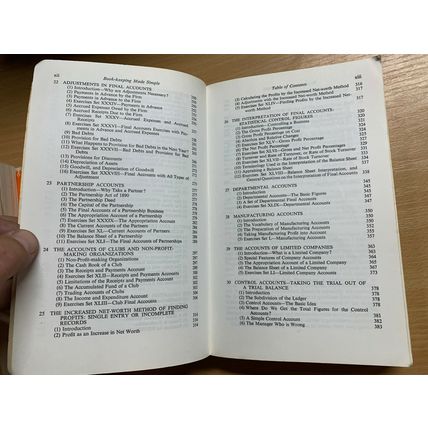 1972 "BOOK-KEEPING MADE SIMPLE" ILLUSTRATED PAPERBACK BOOK (P4)