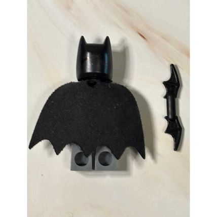 LEGO Batman Minifigure w / Batarang Blue Gray Suit Gold Belt Spongy Cape sh0151