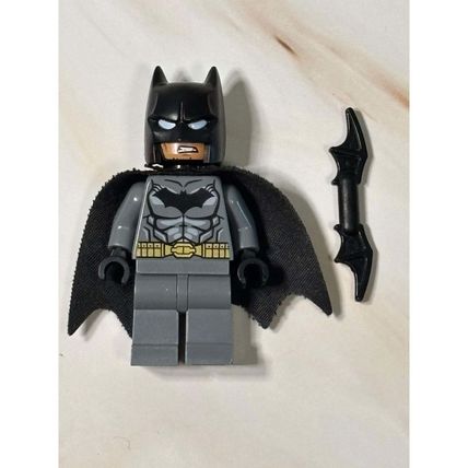 LEGO Batman Minifigure w / Batarang Blue Gray Suit Gold Belt Spongy Cape sh0151