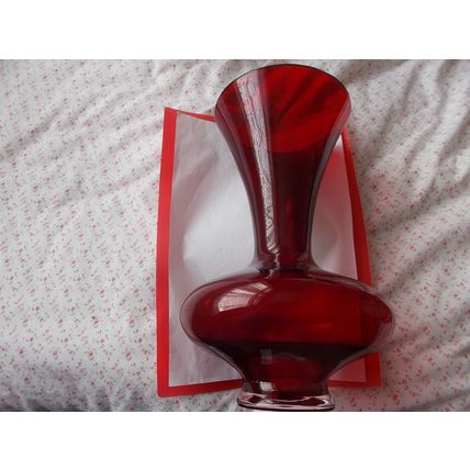 VASE RED GLASS SHAPED (23/01)