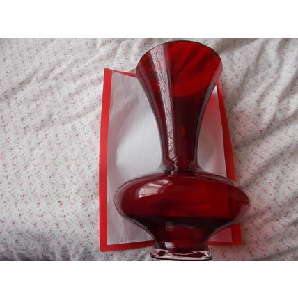 VASE RED GLASS SHAPED (03/12)