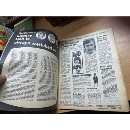 GOAL MAGAZINE #234 24 FEB 1973 UK FOOTBALL MAGAZINE - LUTON TEAM POSTER (LL)