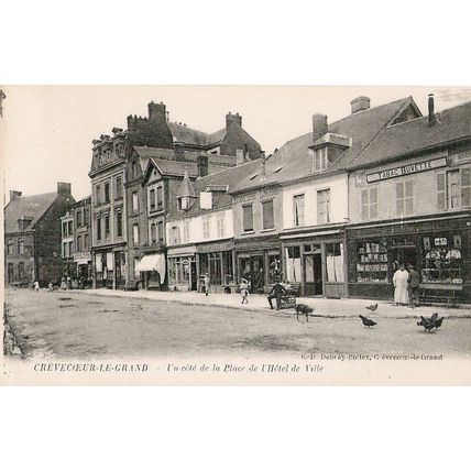 60 - Crèvecoeur le grand - un coté de la place de l'hôtel de ville