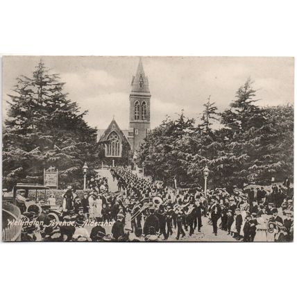 PRINTED POSTCARD OF A CHURCH PARADE WELLINGTON AVENUE ALDERSHOT HAMPSHIRE (4334)