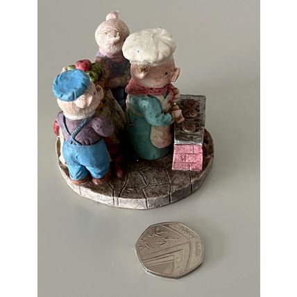 PIG KITCHEN SCENE ORNAMENT