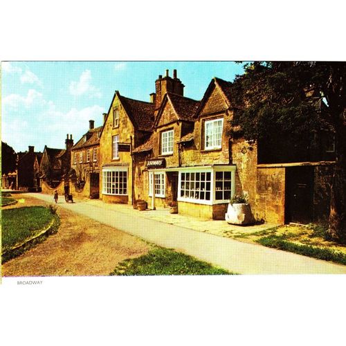 Colour Postcard - Stone buildings, Broadway, Worcestershire