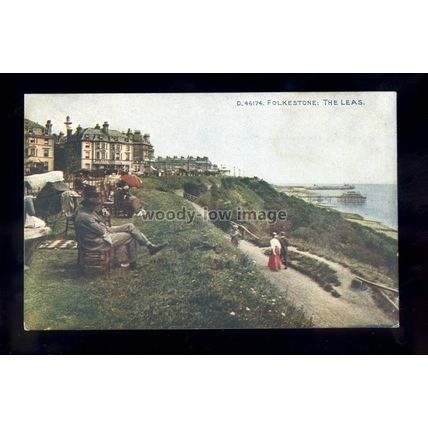 TQ3194 - Kent - Families picnic & relax on the Upper Leas, Folkestone - postcard