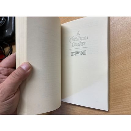 1983 JOHN JULIUS NORWICH "CHRISTMAS CRACKERS" PAPERBACK BOOK (P3) AA