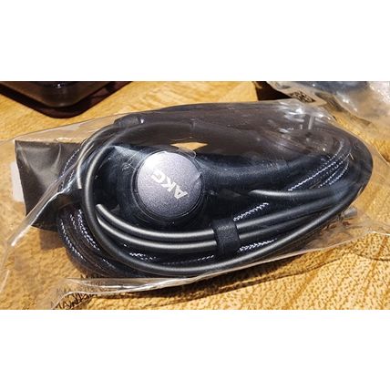Samsung Corded Stero Earphones New 3 Sets 2 Black 1 White