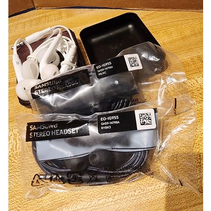 Samsung Corded Stero Earphones New 3 Sets 2 Black 1 White