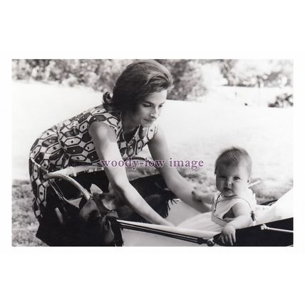 rs1735 - Princess Elisabeth of Yugoslavia with her baby Daughter, print 6x4